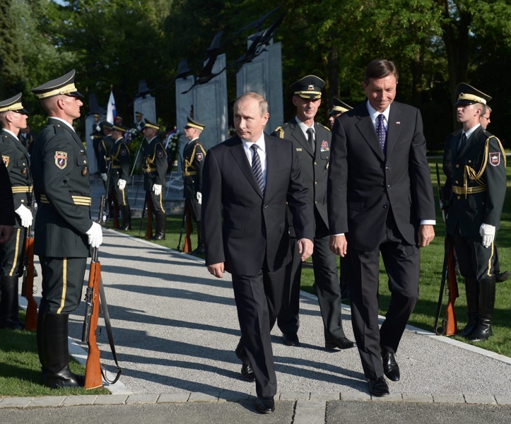 Президентите Путин и Пахор на откриването на мемориала на загиналите през войните руски воини