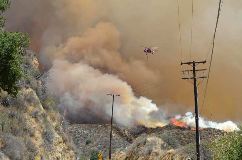 Стръмният терен затруднява работата на огнеборците в Калифорния