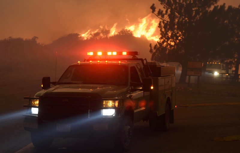 Придвижването в района на пожара в Калифорния е затруднено