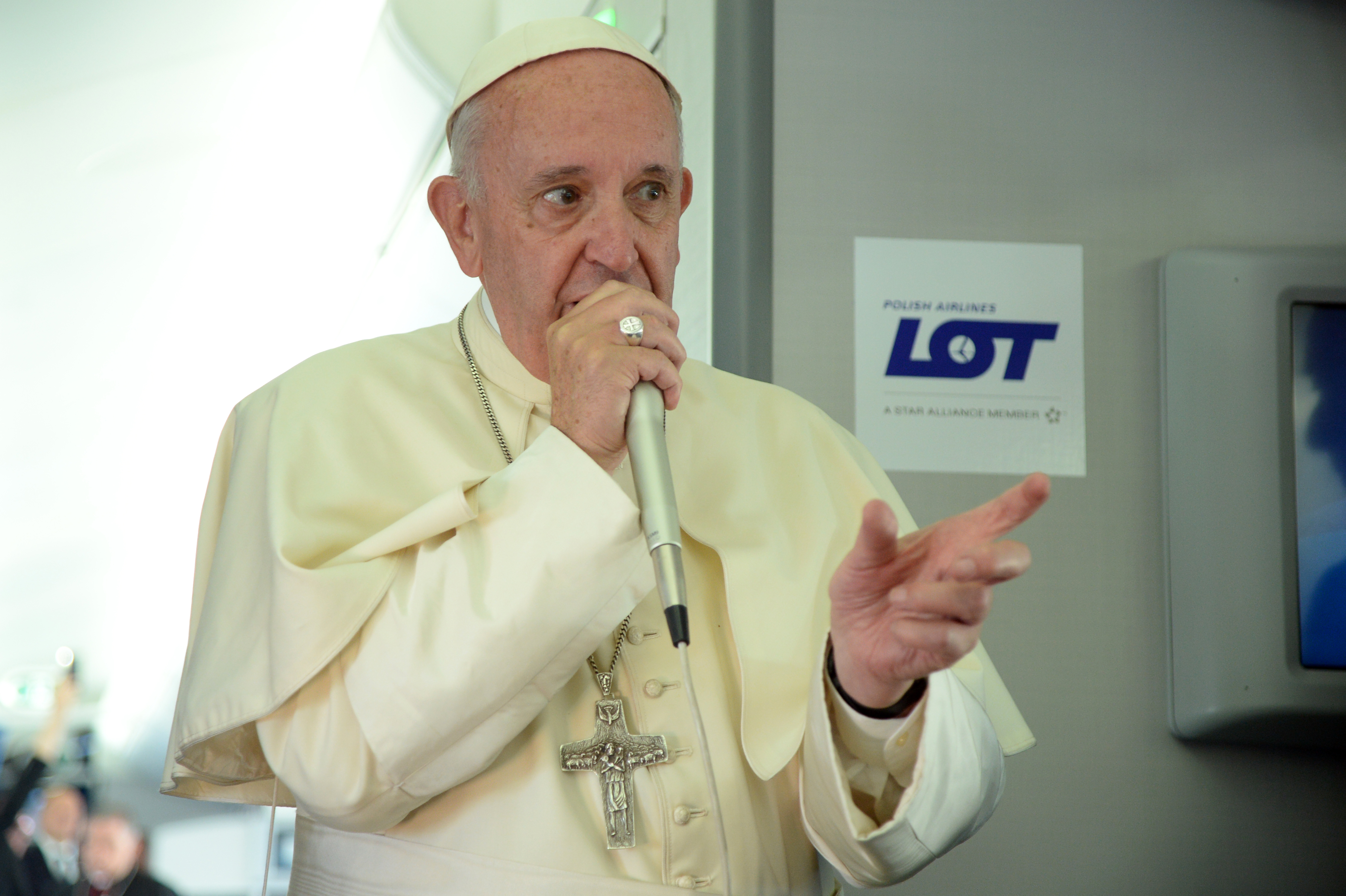 Папа Франциск отговаря на журналистически въпроси в самолета на път за Рим