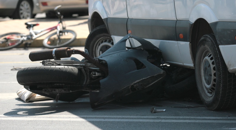 Двама мотористи и пътник загинаха в катастрофи