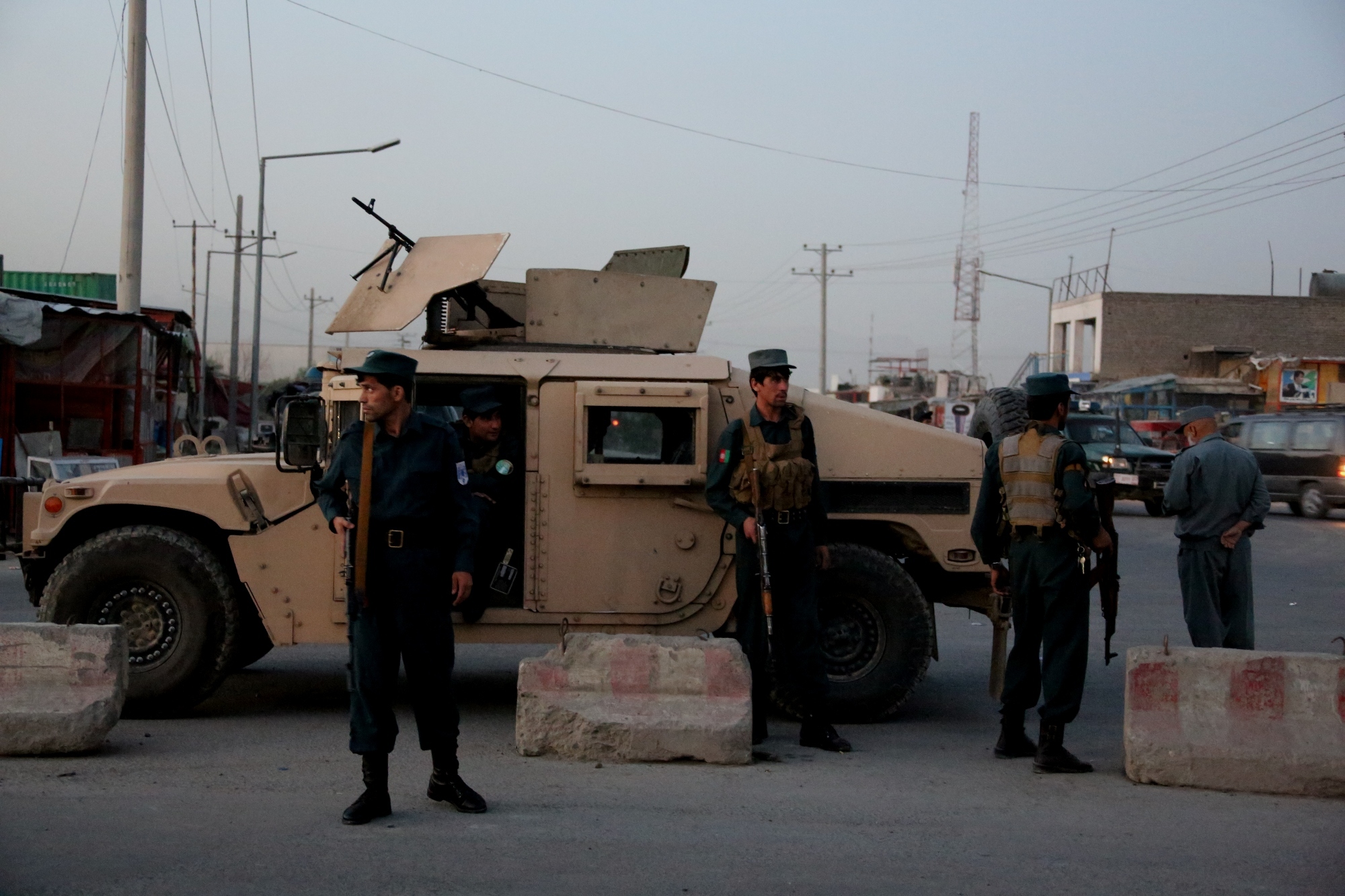 Терористи завзеха със стрелба и убийства болница в Кабул