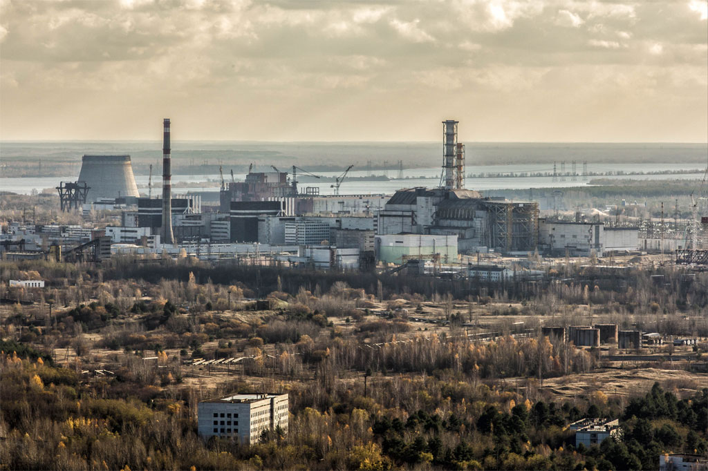 АЕЦ Чернобил гледан от блоковете на Припят