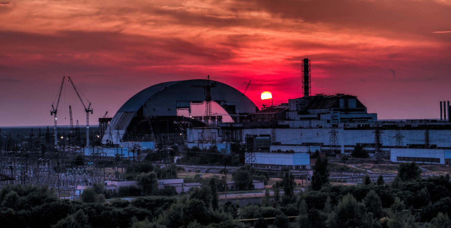Новият саркофаг на Чернобил в строеж
