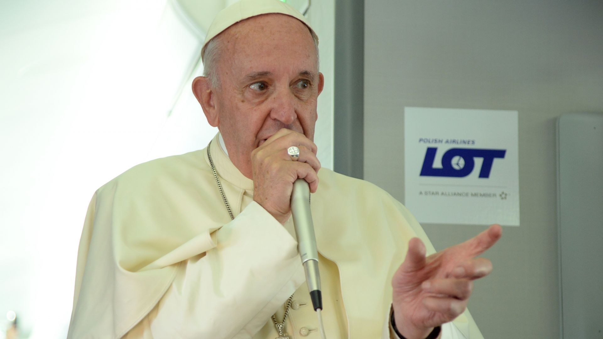Папата с писмо до католиците срещу прикриването на свещеници педофили