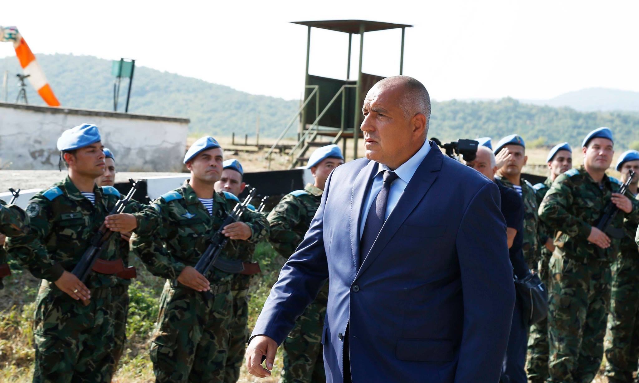 Борисов наблюдава демонстрация как МО обезврежда терористи