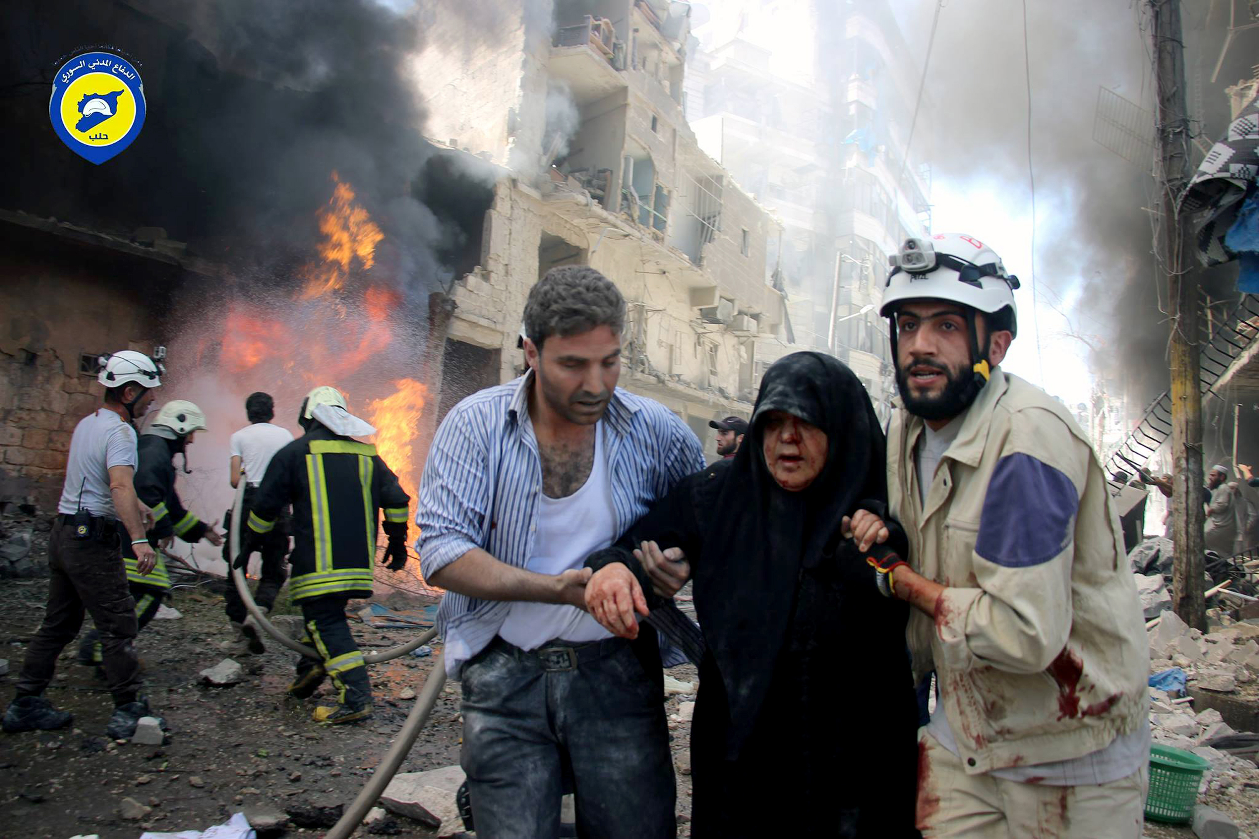 Спасители отвеждат ранена жена в Алепо
