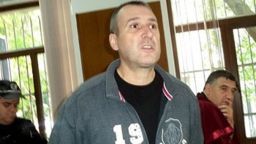 Бившият полицай Венцислав Караджов се барикадира, след като получи доживотен затвор