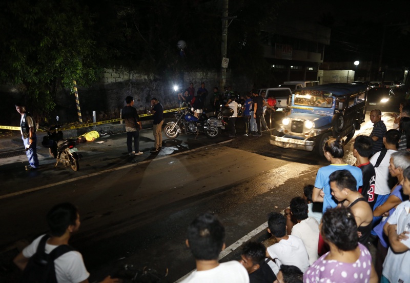 Жители на Манила гледат следствените действия на полицията около поредния убит на улицата - 4 август 2016 г.