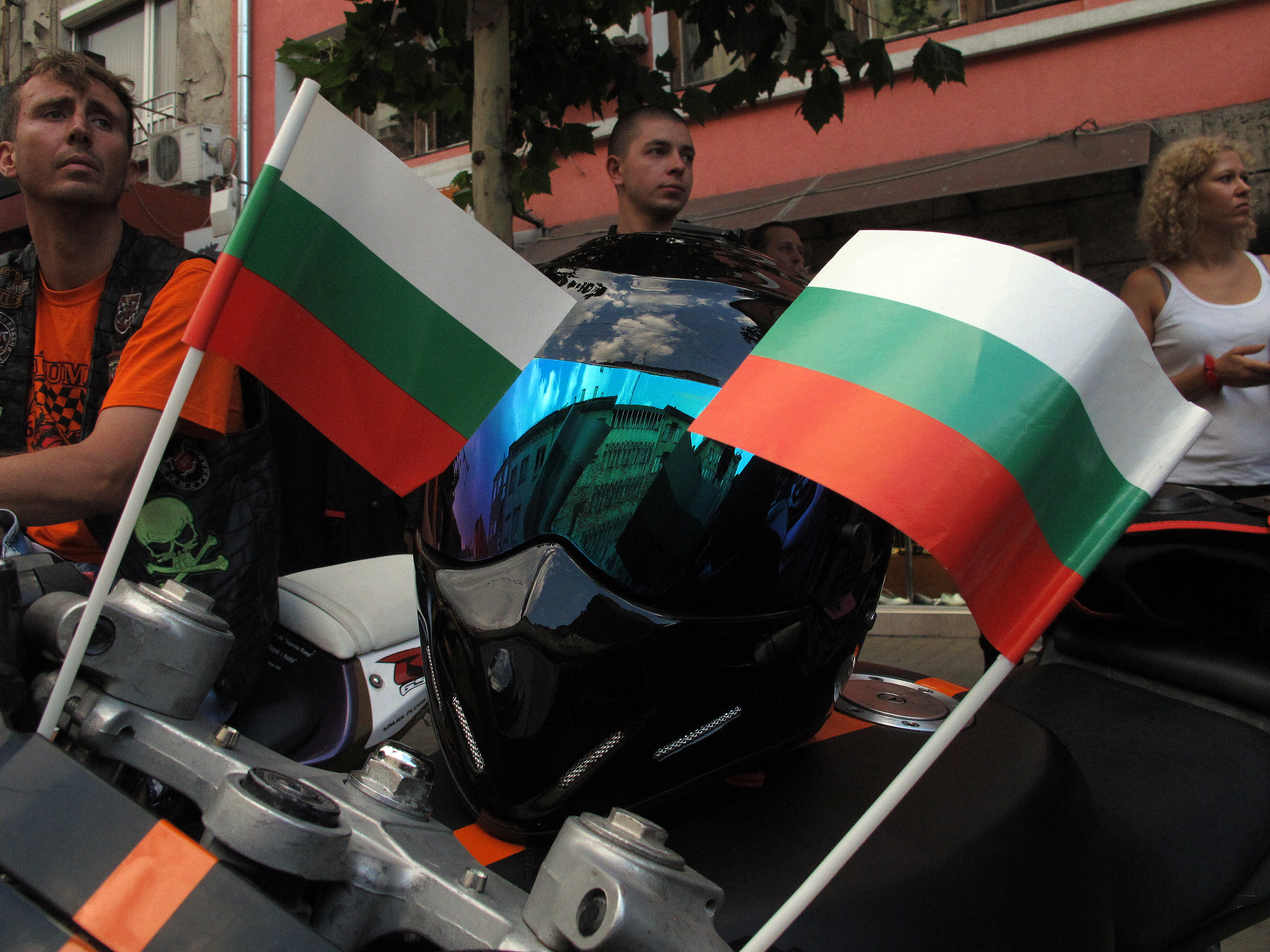 Протест на мотористи пред сградата на турското посолство в София заради извършеното от Фарук Бекташ престъпление