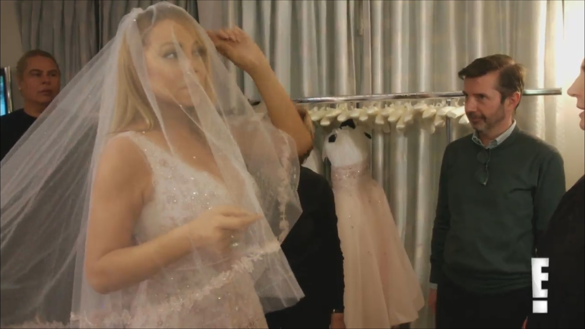 Марая Кери показа как избира булчинска рокля