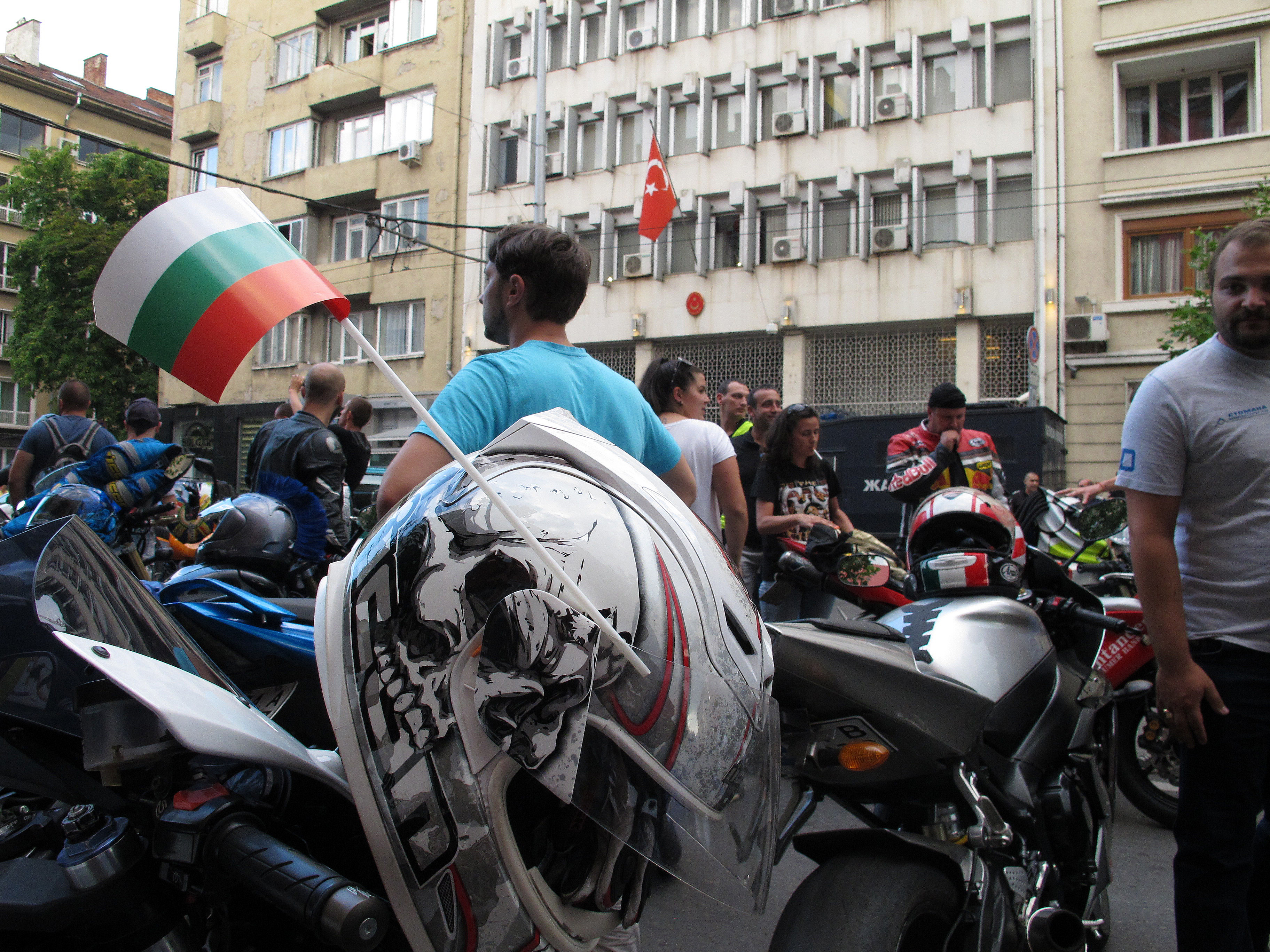 Пред сградата на турското посолство в столицата се събраха мотористи, които протестираха заради укрилият се от правосъдието турс
