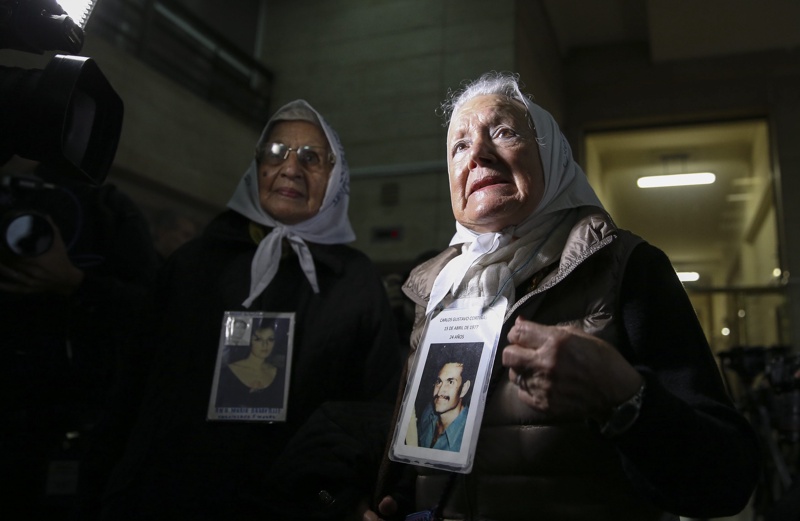 Жени от ”Майките от Майския площад”, демонстриращи от 40 г. в Буенос Айрес за свои ”безследно изчезнали” близки