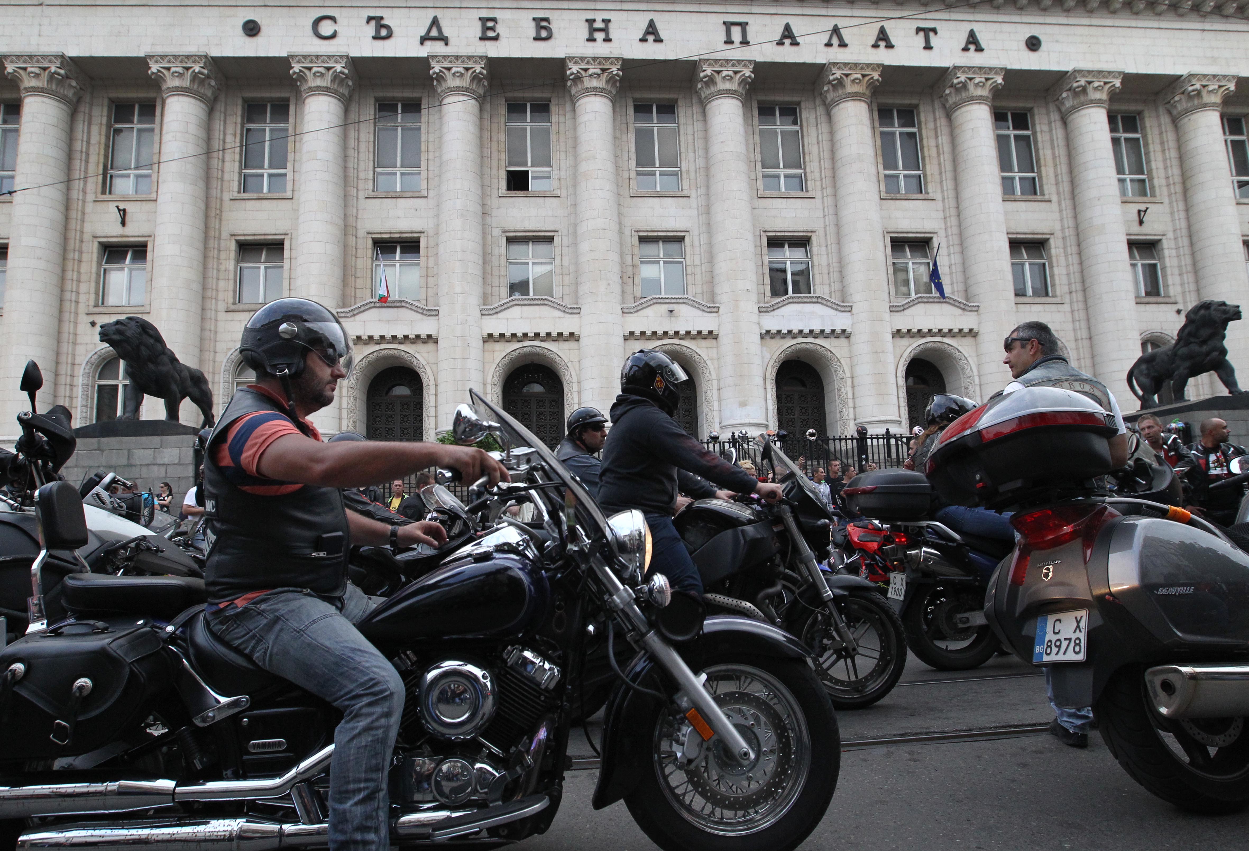 Мотористите отново се събраха на протест пред Съдебната палата в София срещу липсата на присъда за убиеца на съпрузите мотористи