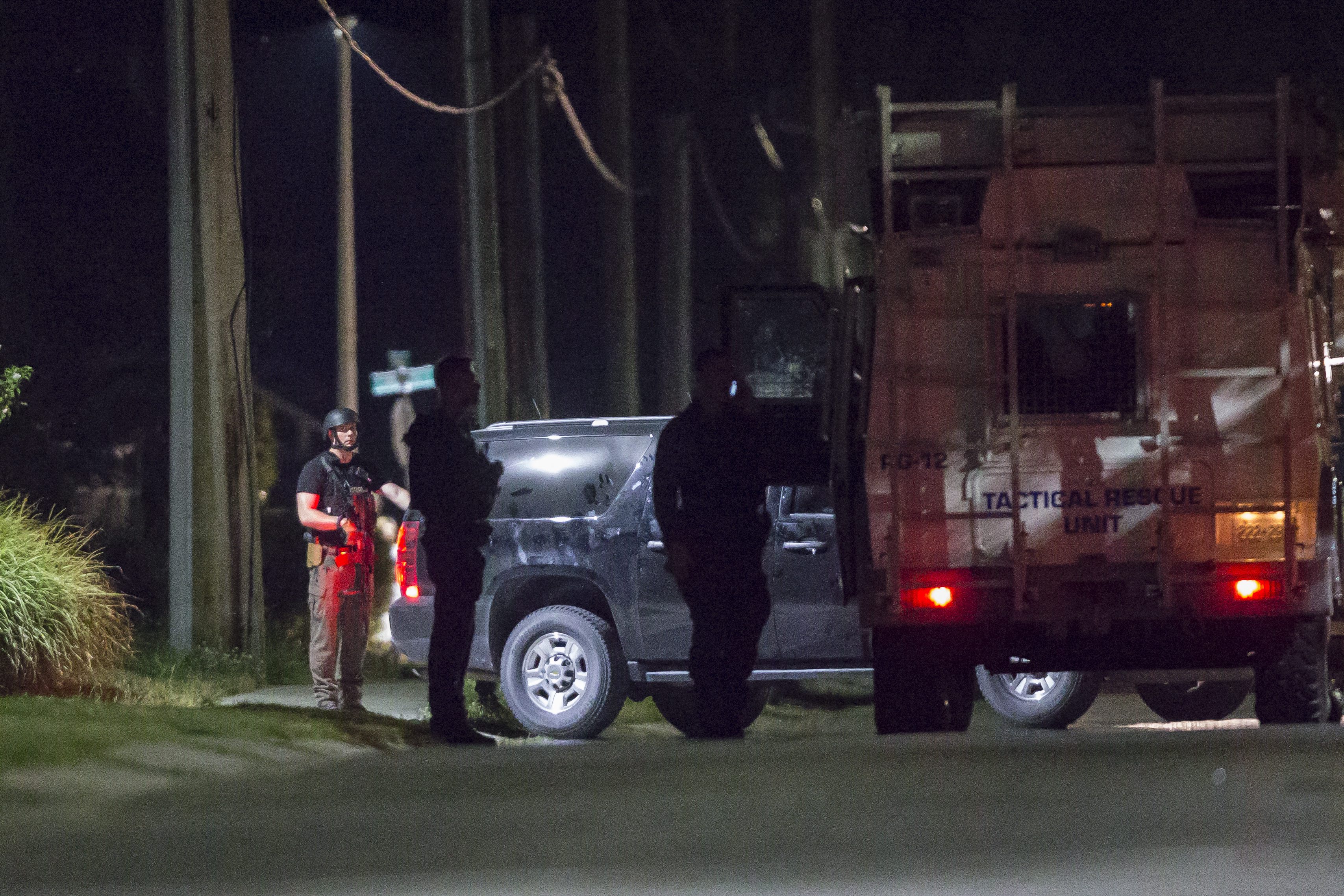 Канадски полицаи около къщата в Стратрой, където беше убит поклонникът на ИДИЛ Арън Драйвър