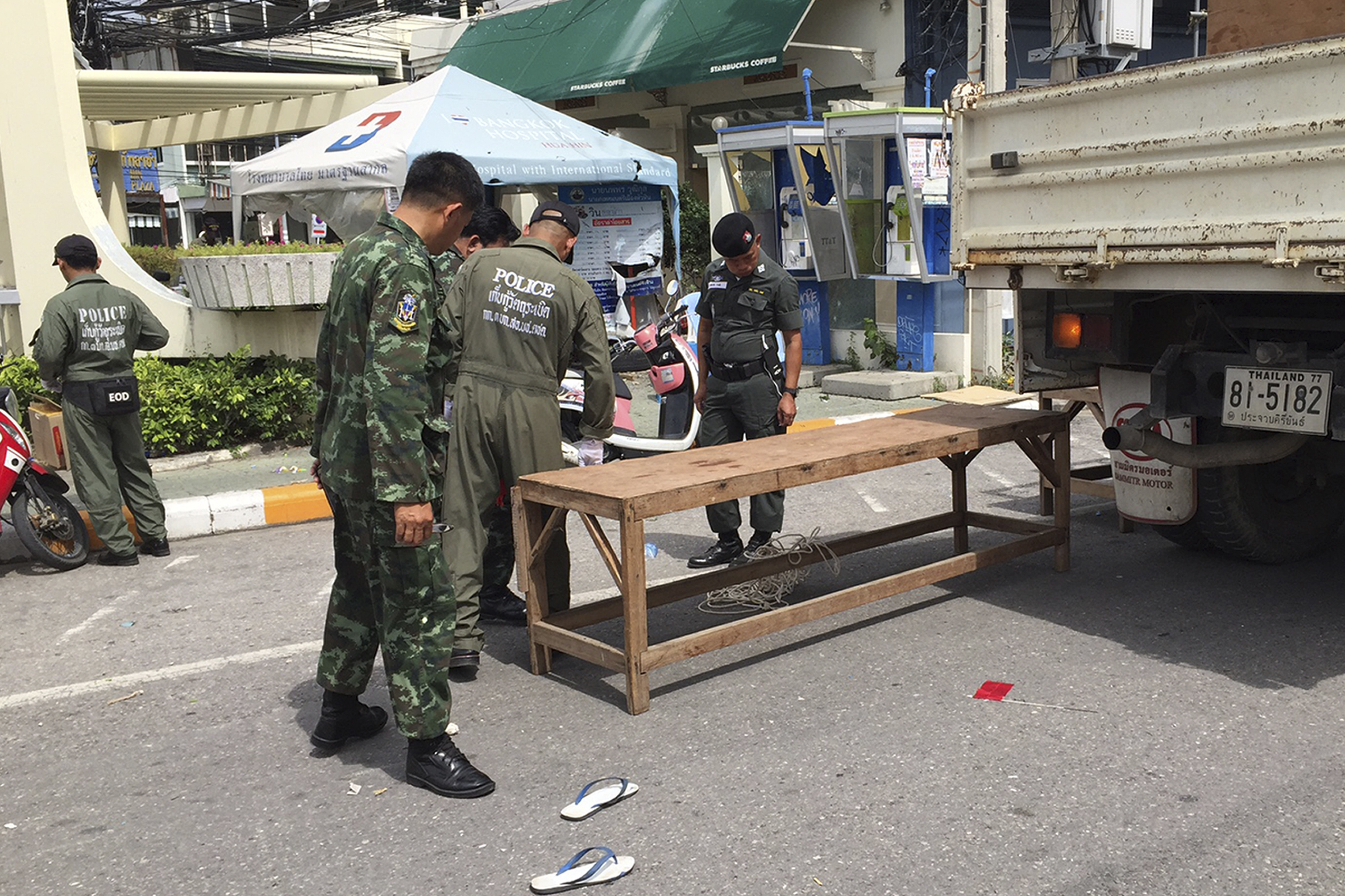 Серия бомбени атентати в курорти разтревожиха Тайланд