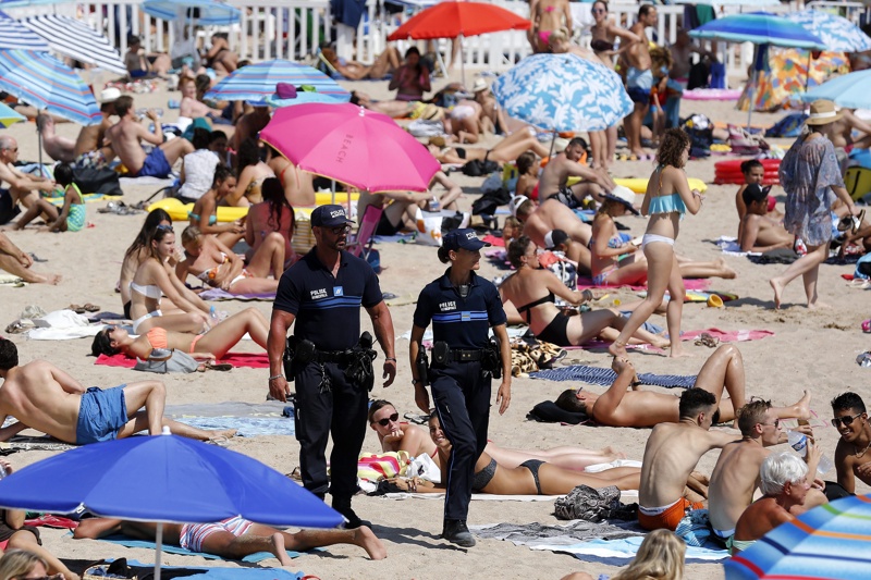 Френски полицаи патрулират на плаж край Кан в началото на този месец