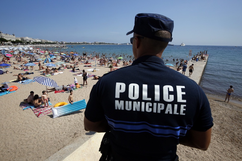 Патрулиращ френски полицай на плажа н Кан