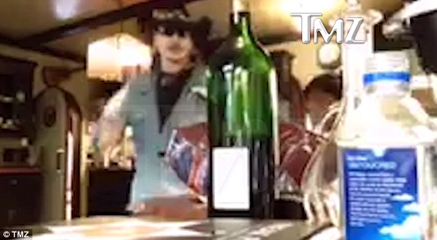 Видео: Пияният Джони Деп вилнее, тормози Амбър Хърд