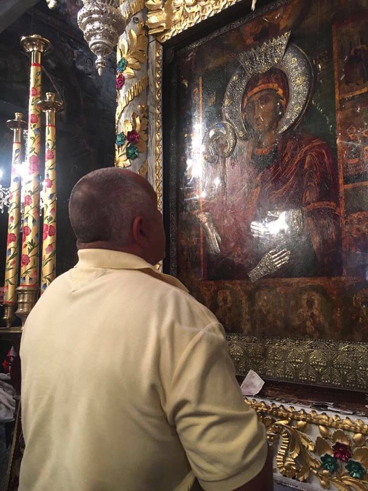 Бойко Борисов пред иконата ”Пресвета Богородица - Троеручица”