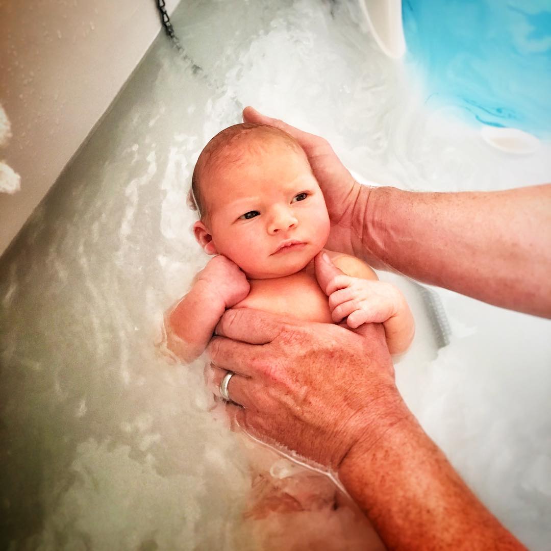 Татко Джейми Оливър къпе новородения си син