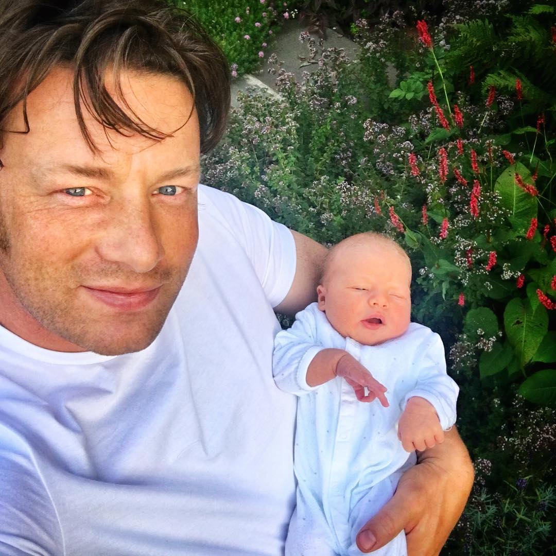 Джейми Оливър с новородения си син