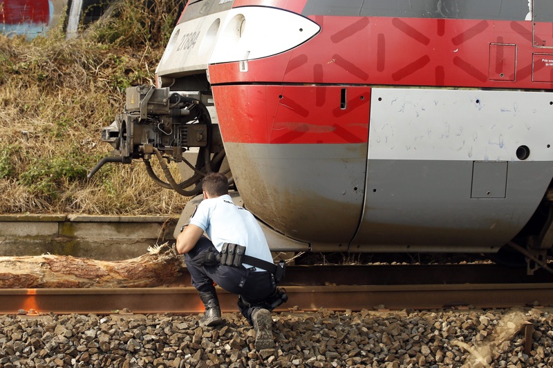Влак се блъсна в паднало дърво във Франция, има пострадали