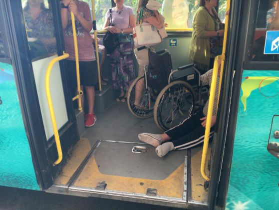 Шофьор на автобус отказал да пусне платформата за инвалид