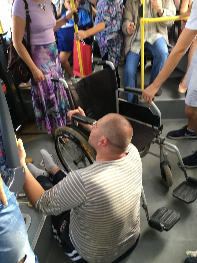 Шофьор на автобус в София отказа да помогне на мъж в инвалидна количка