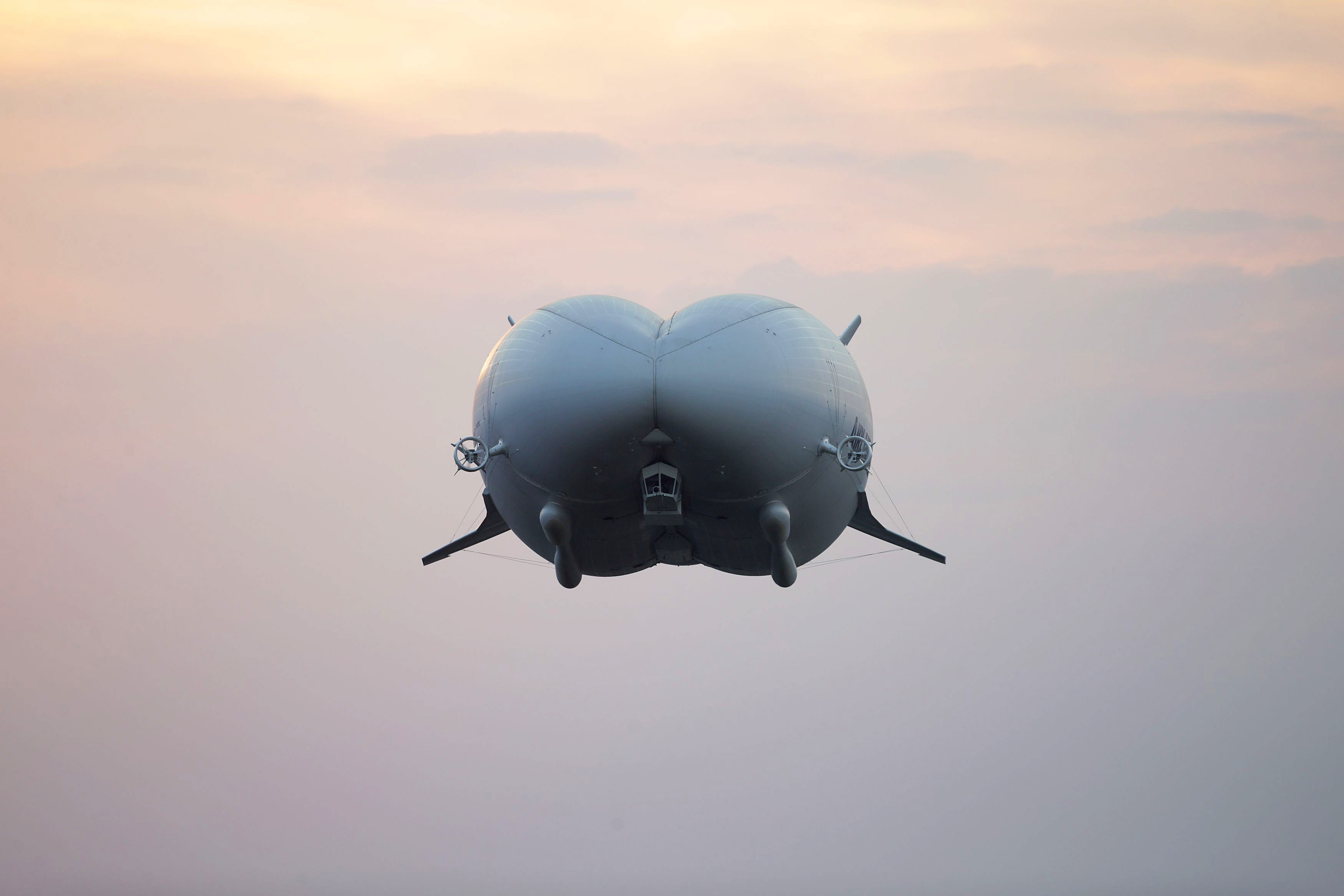 Първи полет на гигантския дирижабъл ”Еърлендър”