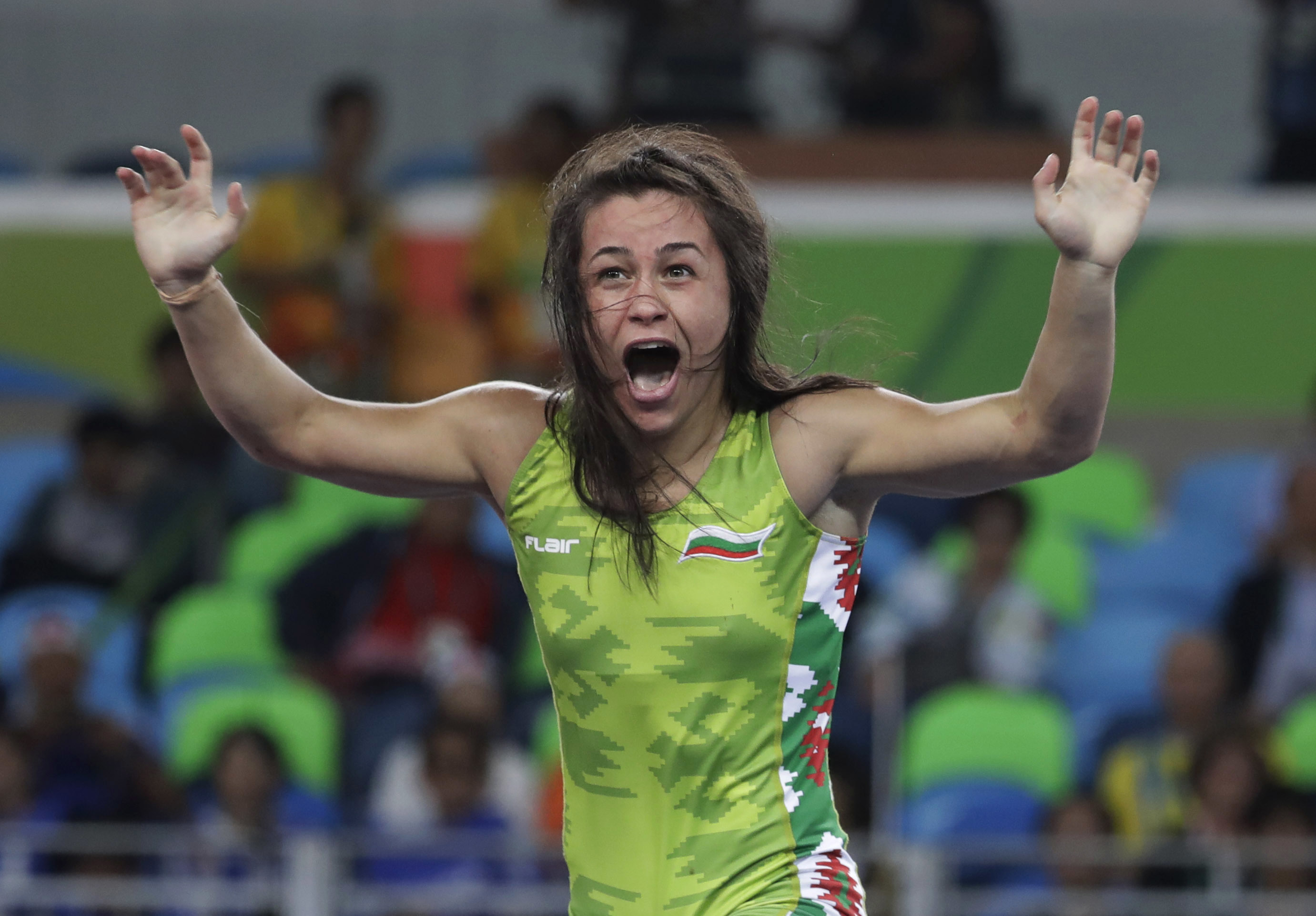 Елица Янкова ликува след спечелването на бронзовия медал в категория до 48 кг.