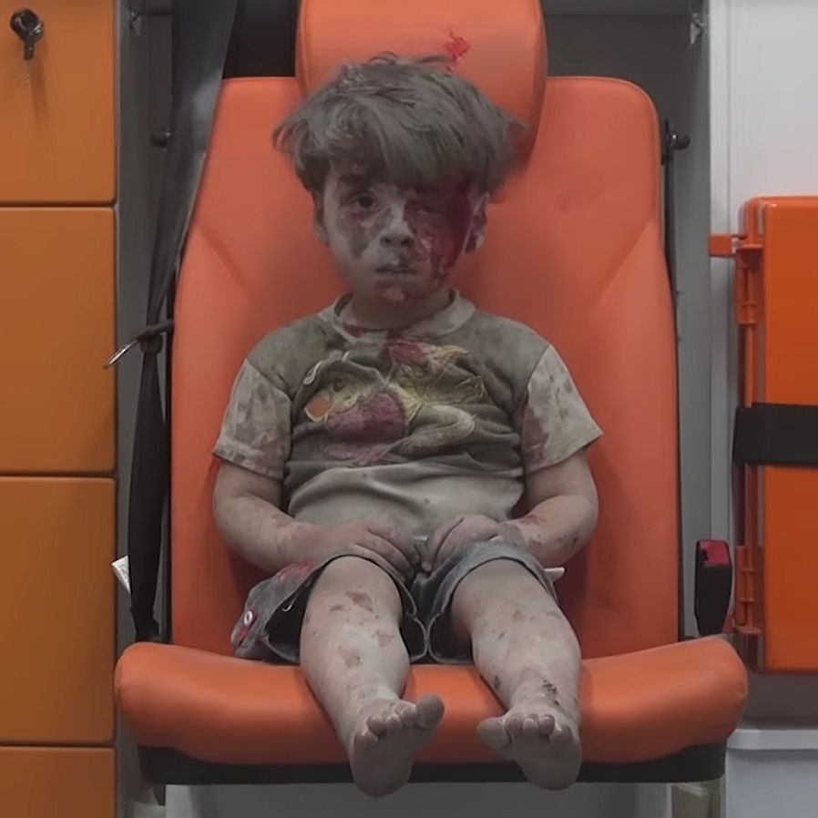 Спасено от развалините в Алепо дете трогна социалните мрежи