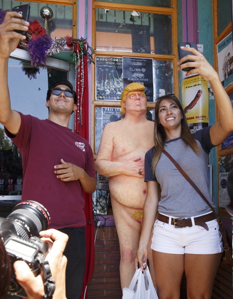 Много хора си направиха снимка с голата статуя на Доналд Тръмп