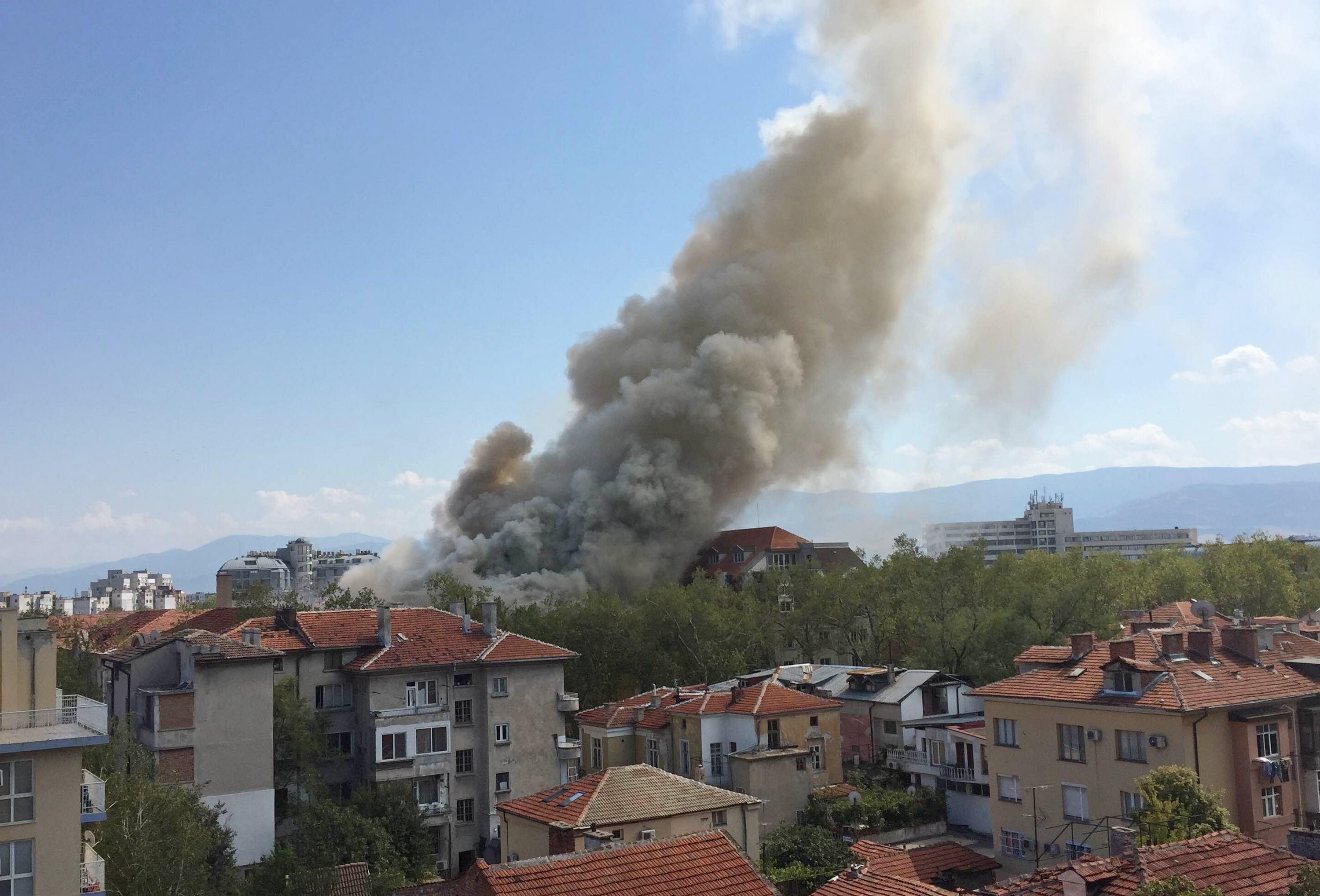 Районът на пожара по ул. ”Иван Вазов” в Пловдив е силно задимен