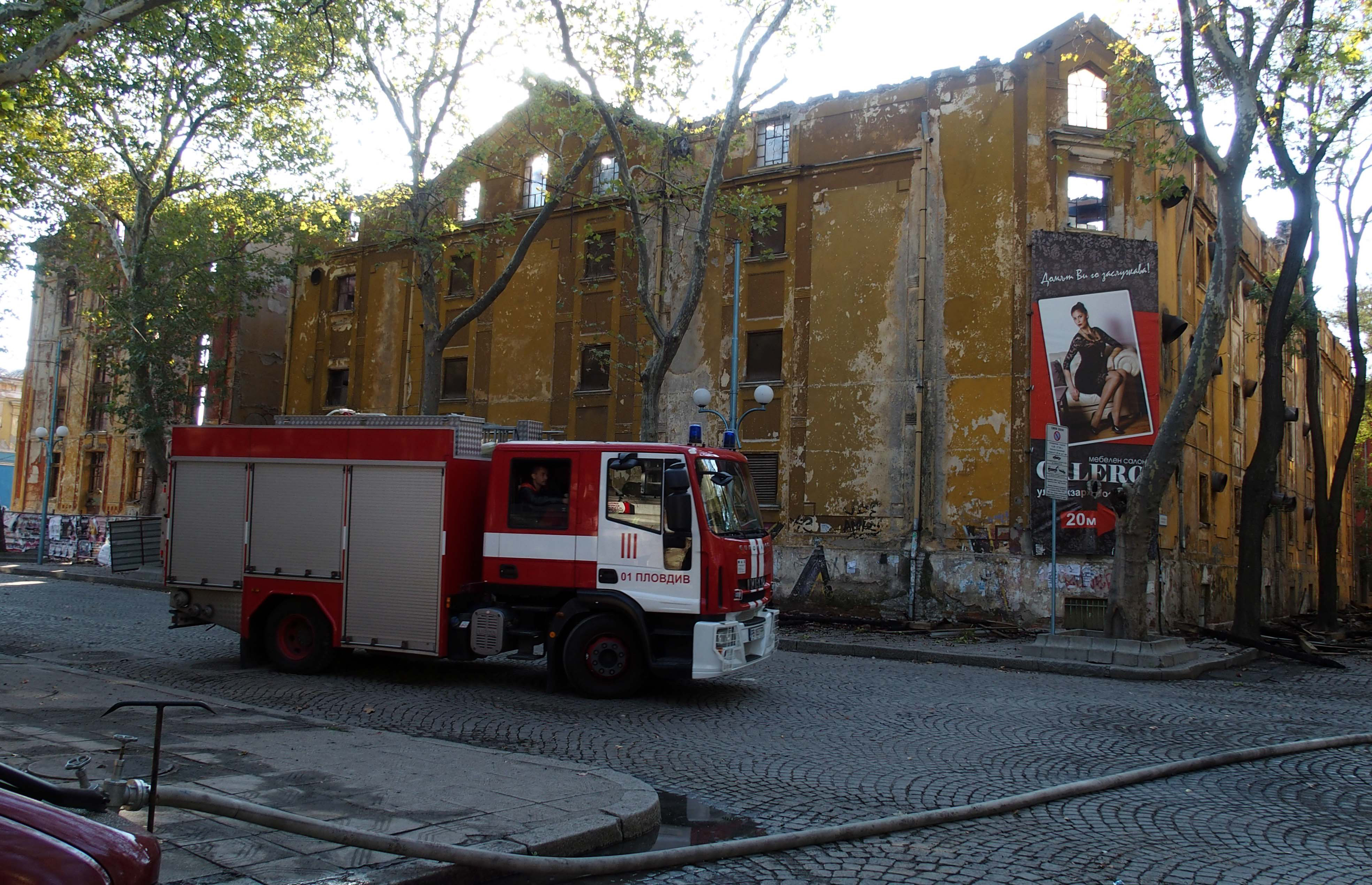 След пожара останаха само фасадите на тютюневите складове