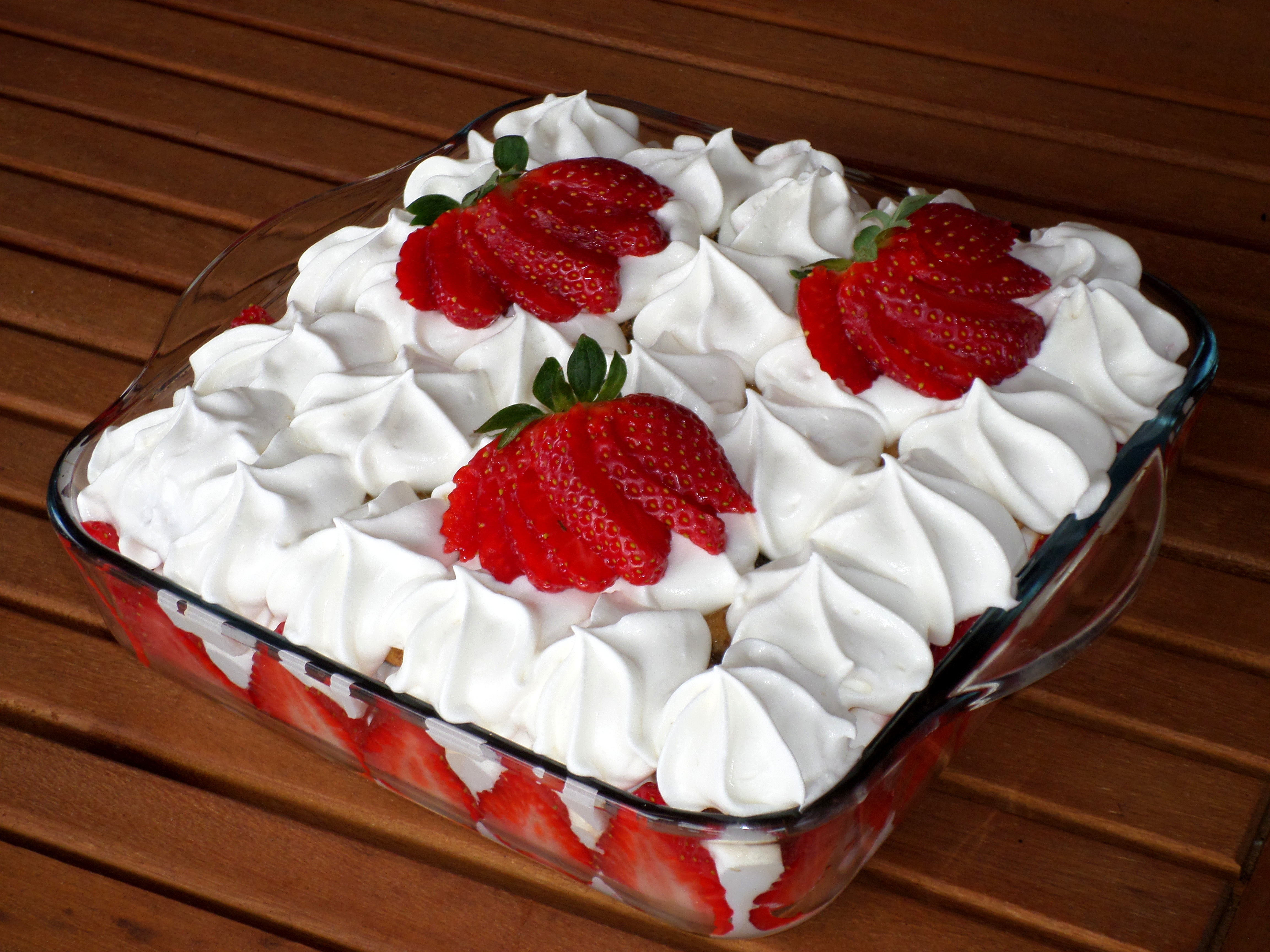 Лесен десерт с ягоди и бишкоти