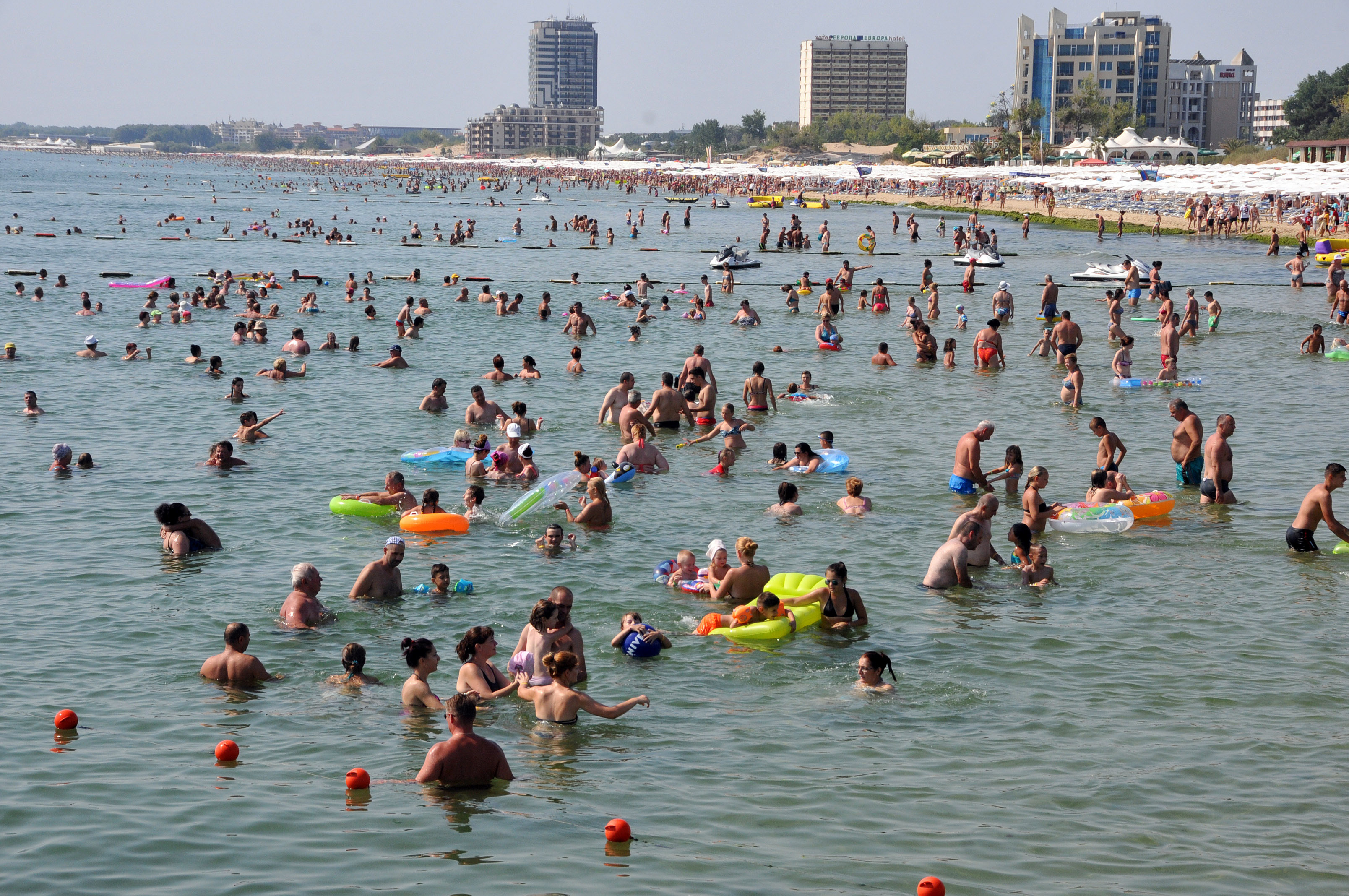 Двама мъже изгубиха живота си в морето в курорта Слънчев