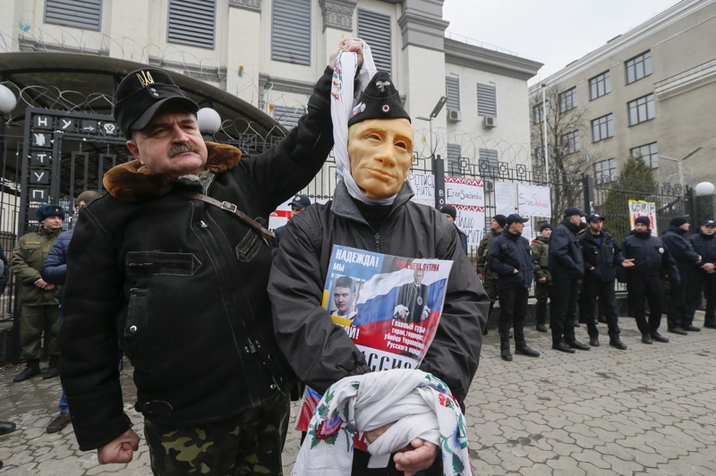 Руснак, демонстрирал с маска на Путин, поиска убежище в Киев