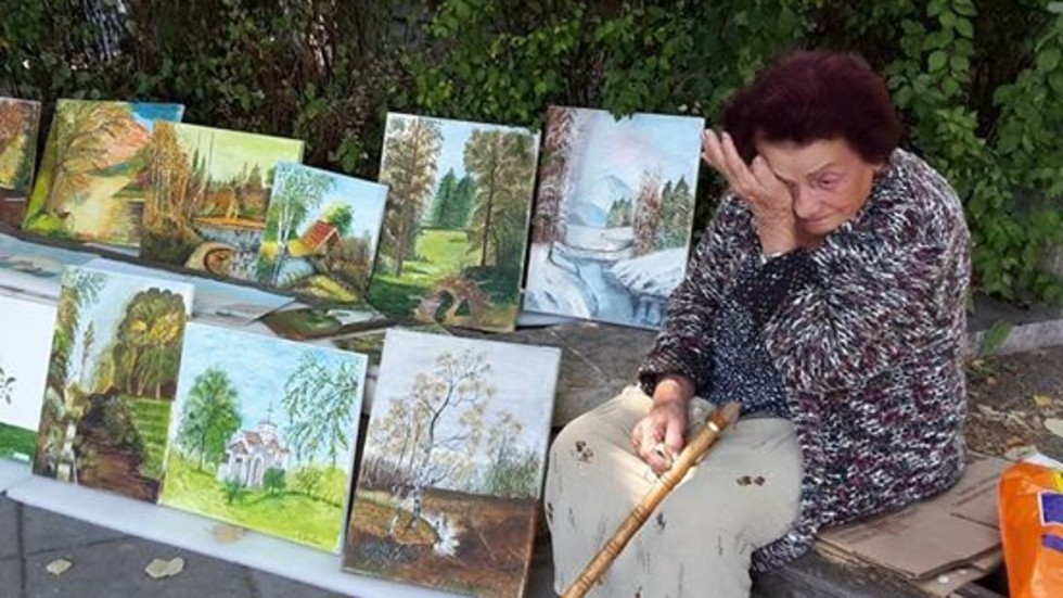 93-годишната Костадинка Колева, която продава собствени картини на пазара