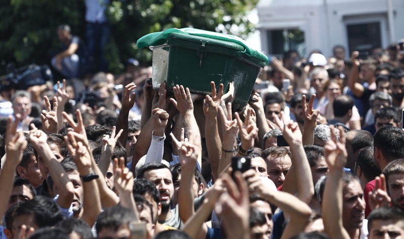 Момент от погребението на жертвите от Газиантеп, Турция, където дете се взриви на сватбено тържество