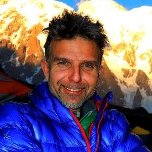 Алпинистът Боян Петров планираше тази година изкачи Еверест