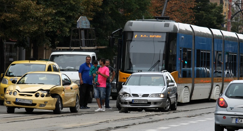Движението на трамваите по бул. „Христо Ботев” в отсечката между ул. „Пиротска” и „Тодор Александров” е спряно заради катастрофа