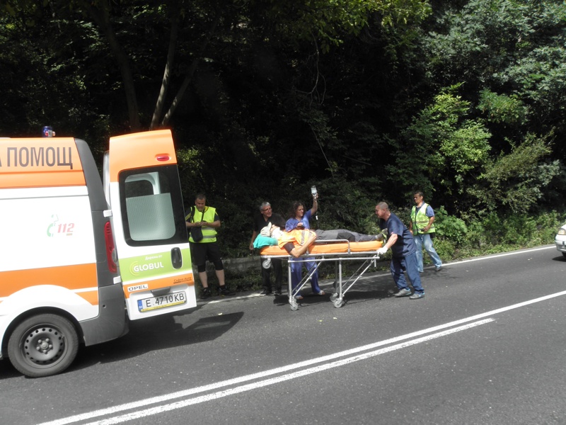 От мястото на инцидента пострадалите бяха транспортирани в благоевградската болница