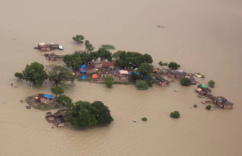 Стотици жертви на наводненията в Индия (снимки, видео)