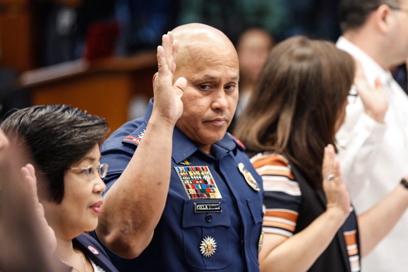 Шефът на полицията на Филипините Роналд Дела Роса се заклева преди говори пред комисия в Сената