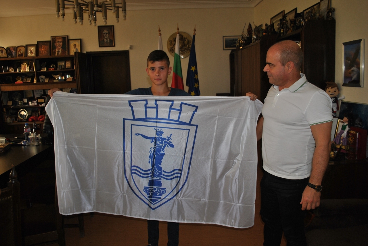 Кметът подари знамето на Русе на републиканския шампион по картинг за 2015 г. Николай Петров