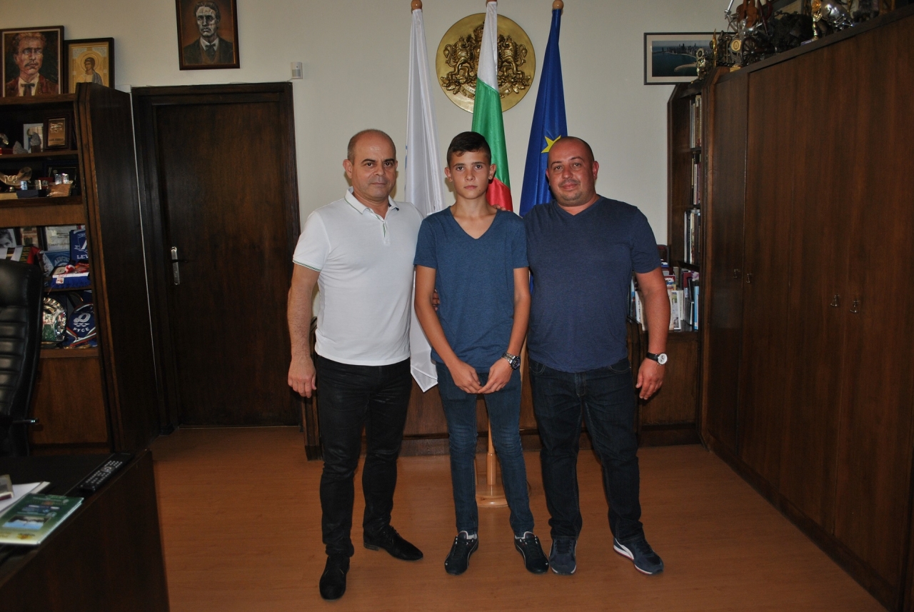 Николай Петров с баща си и кмета на Русе