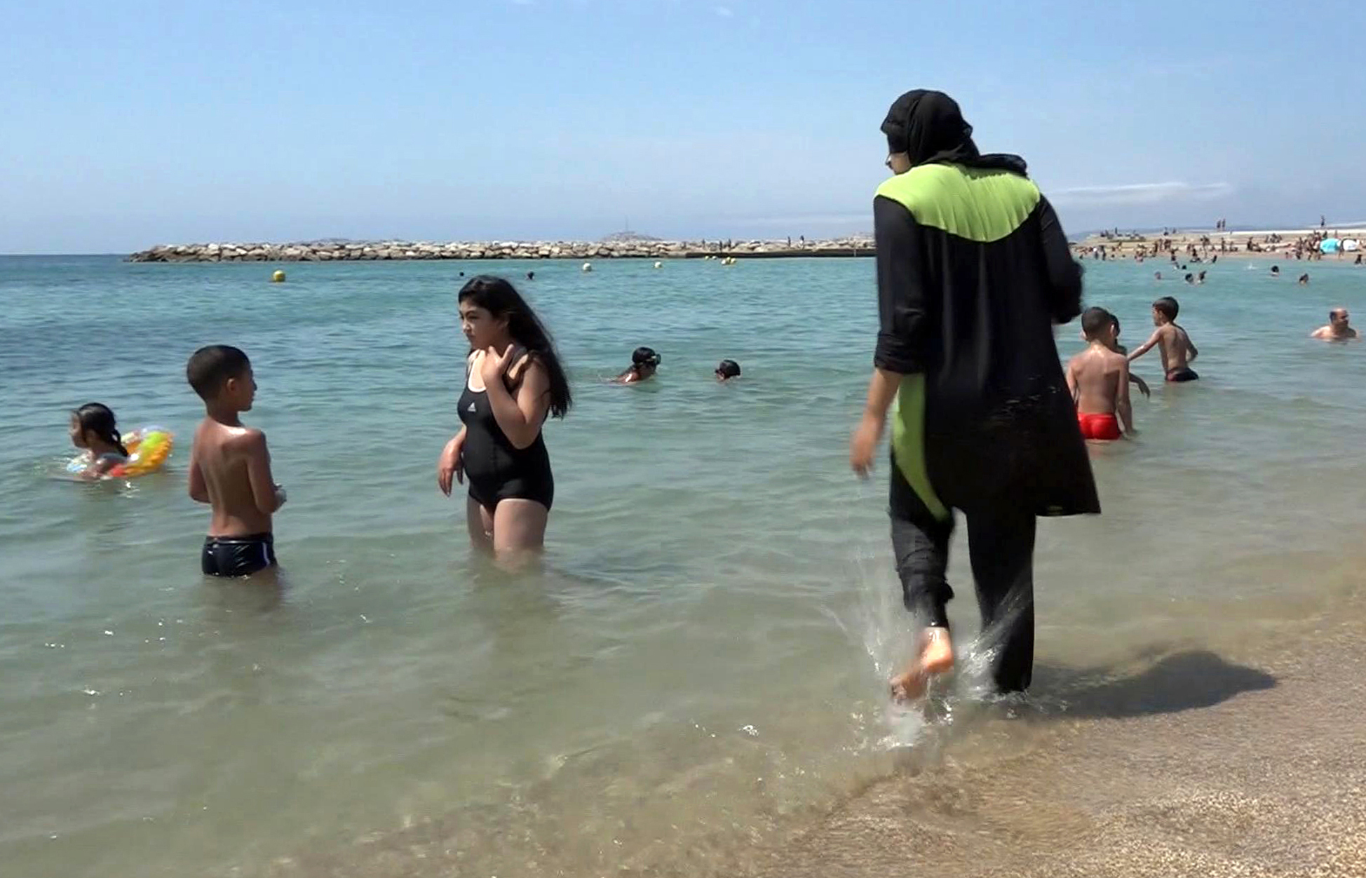 Германски съд: Ученичките мюсюлманки да ходят на плуване