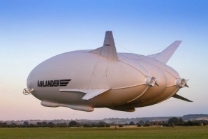 Най-големият дирижабъл в света се сблъска с телеграфен стълб (ВИДЕО)