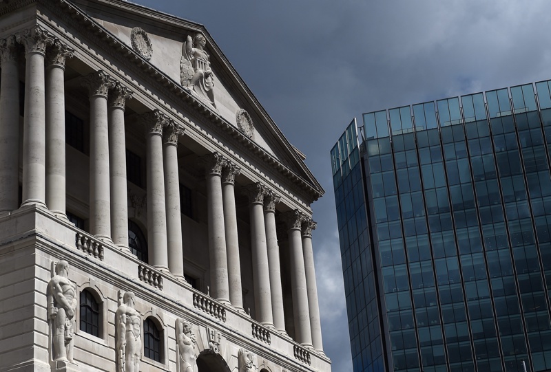 Bank of England разследва спада на лирата